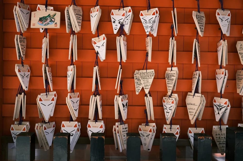 Descubre el místico Templo Sasuke Inari en Kamakura, un santuario oculto lleno de estatuillas de zorros y torii rojos. Historia, cómo llegar y su significado espiritual.