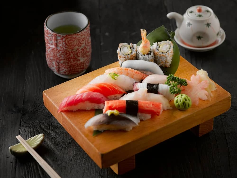 Descubre cómo la gastronomía japonesa ha evolucionado en la era moderna, fusionando tradición, tecnología e innovación.