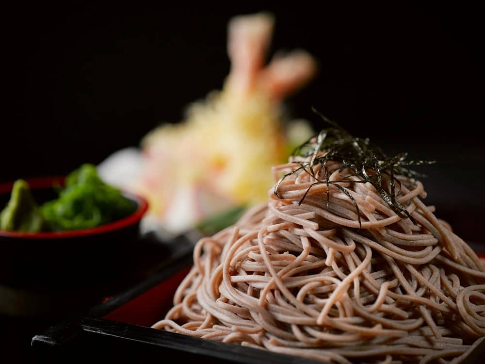 Soba y Tempura Descubre cómo la gastronomía japonesa se consolidó en el período Edo con la aparición del sushi, la tempura y la cultura de los restaurantes