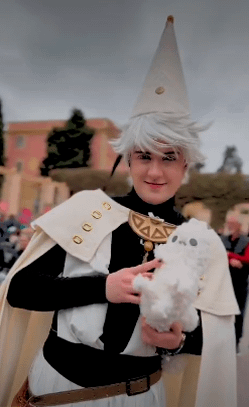 Cosplayer con traje blanco y dorado en el Sakura Fest de Gavà 2024, un evento dedicado al manga, anime y la cultura japonesa