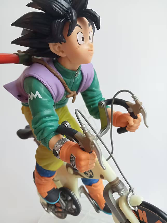 Figura coleccionable Goku montando en bicicleta. Figura de Banpresto