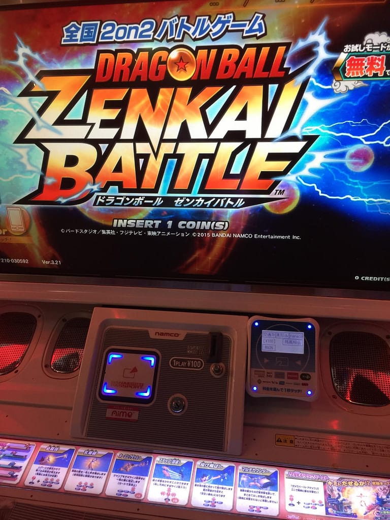 Máquina arcade de Dragon Ball Zenkai Battle en un salón de juegos  Tokio